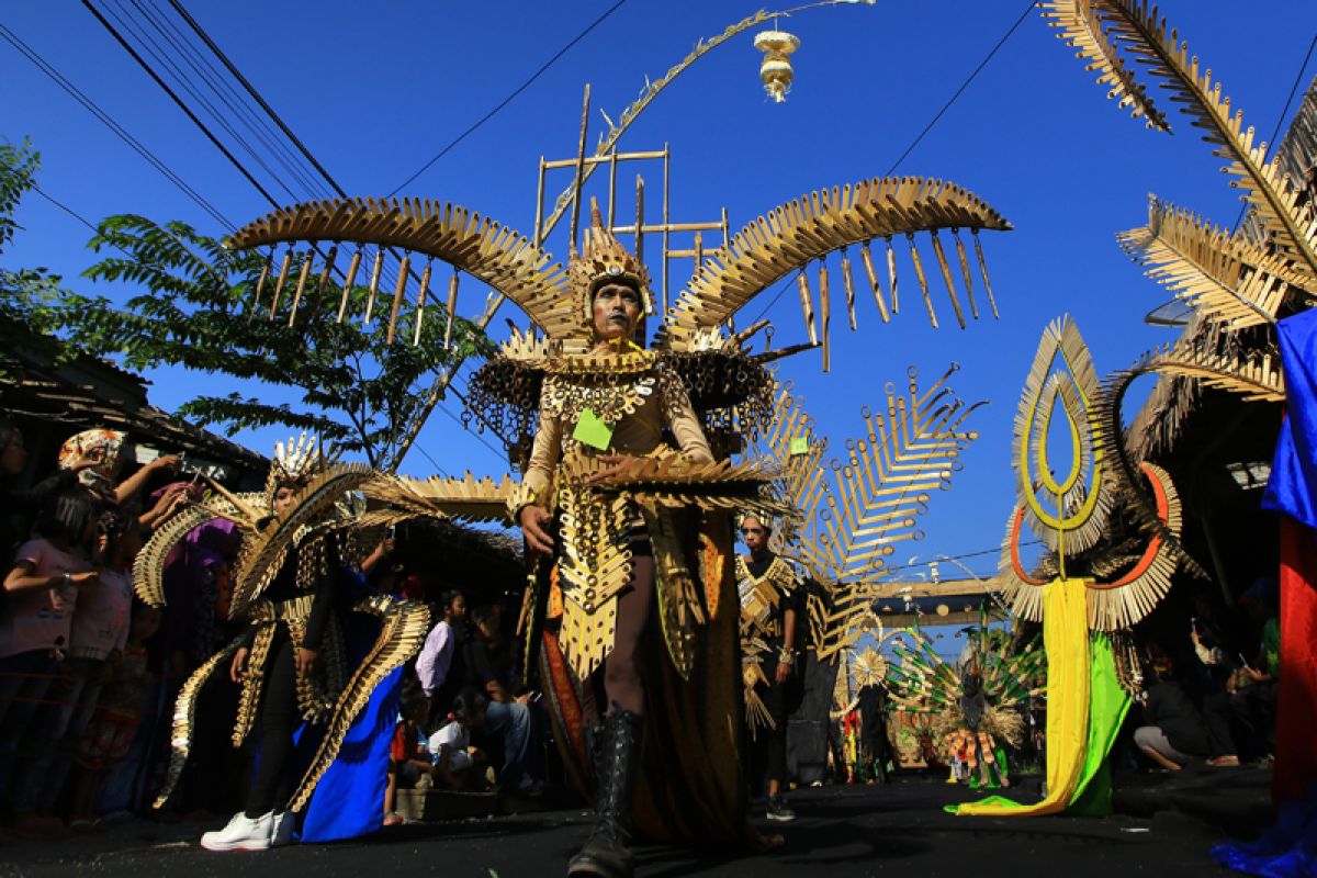 Warga antusias siapkan kostum `Sampit Ethnic Carnival`