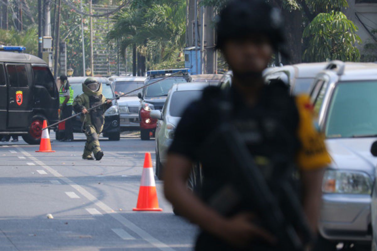 Polrestro Jakarta Timur amankan orang dokumentasikan petugas