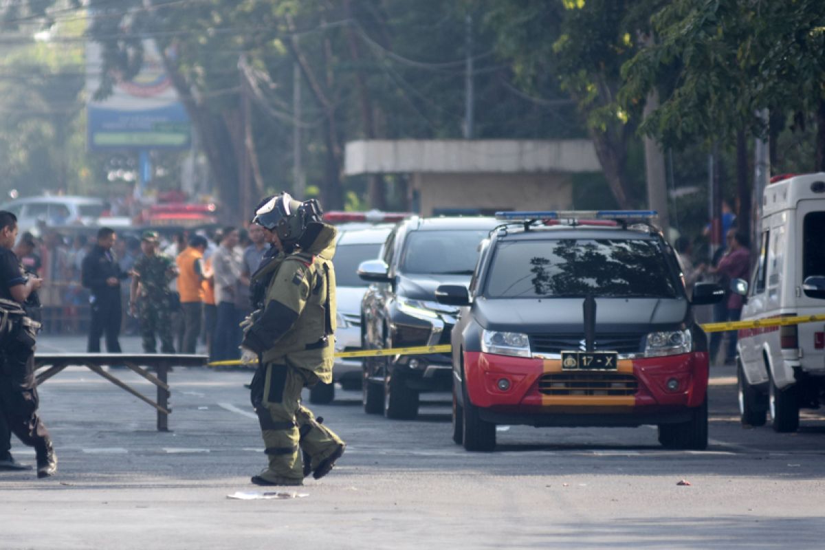 Polisi peringatkan warga tidak mendekat ke TKP ledakan bom