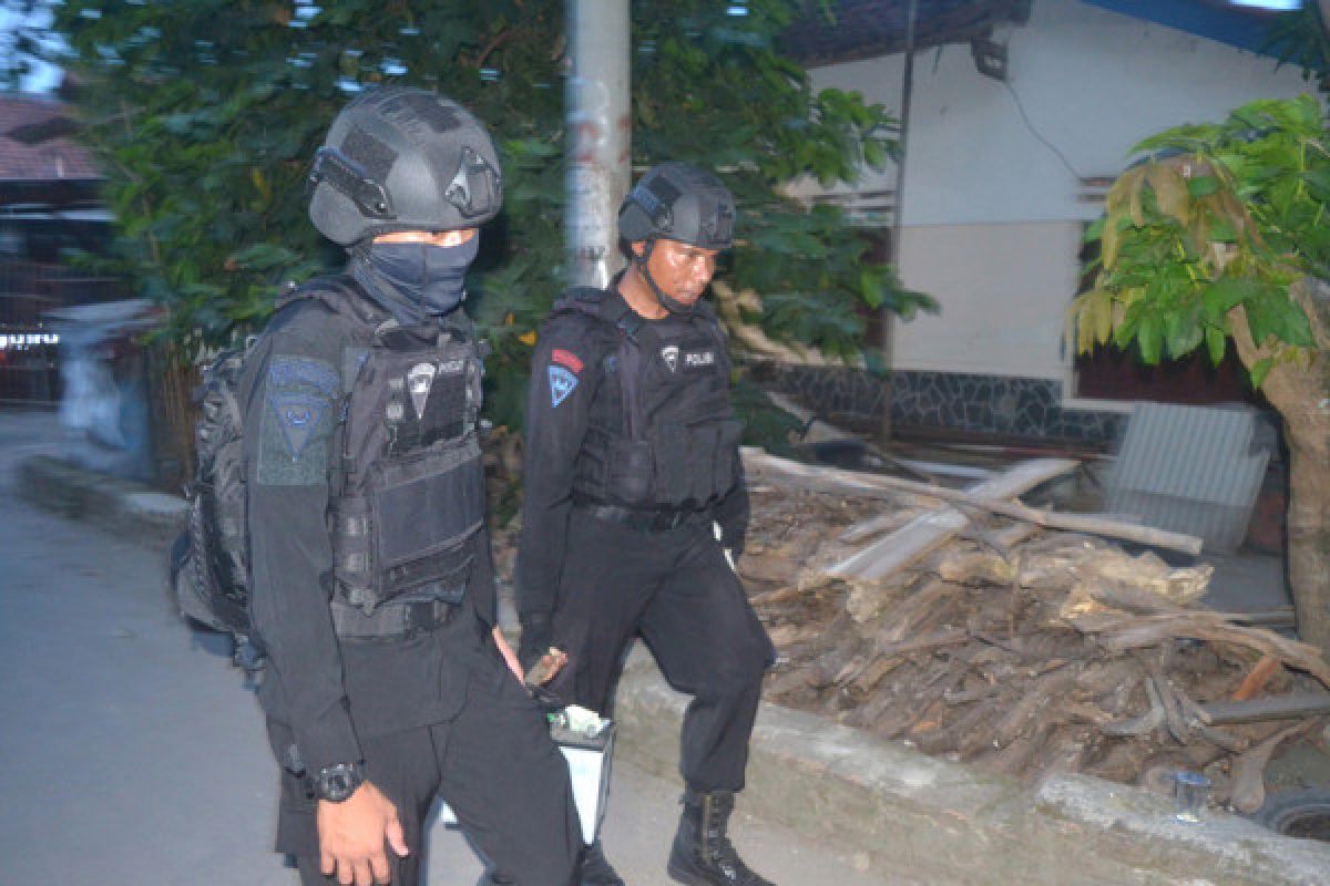 Satu lagi terduga teroris ditangkap di Surabaya, polisi bawa sekarung bukti