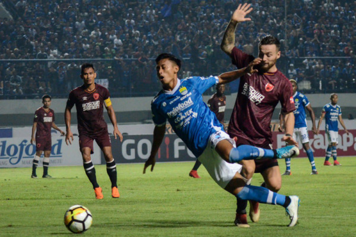 Persib kalahkan PSM 3-0