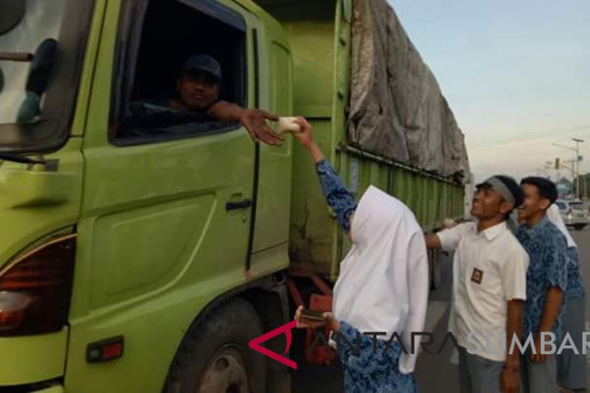 Rayakan kelulusan, siswa Dharmasraya bagikan susu kedelai kepada pengendara