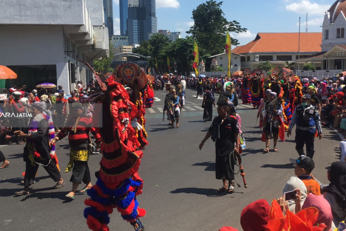 Padati Jalan, Ribuan Warga Saksikan Surabaya Vaganza 2018 (Video)