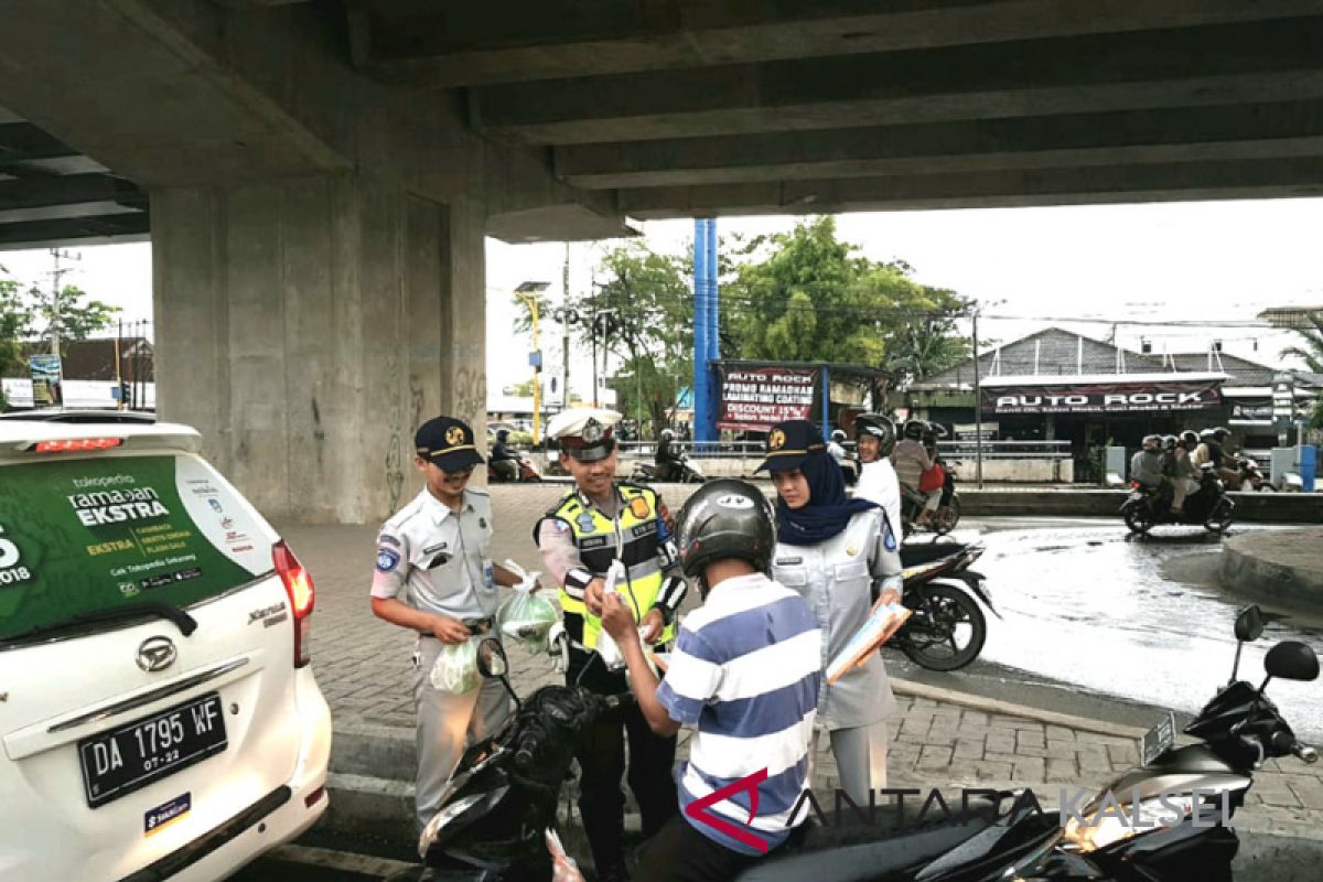 Jasa Raharja - Polresta turun ke jalan berbagi takjil