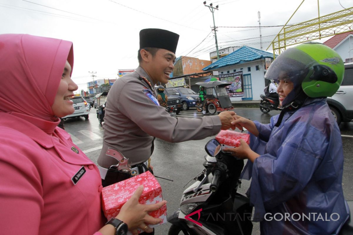 Polres Gorontalo Bagikan Takjil Bagi Pengguna Jalan