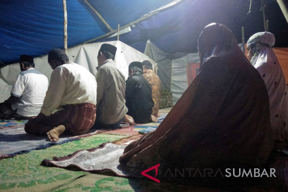 Warga Gunung Padang Alai tarawih dalam naungan terpal (video)