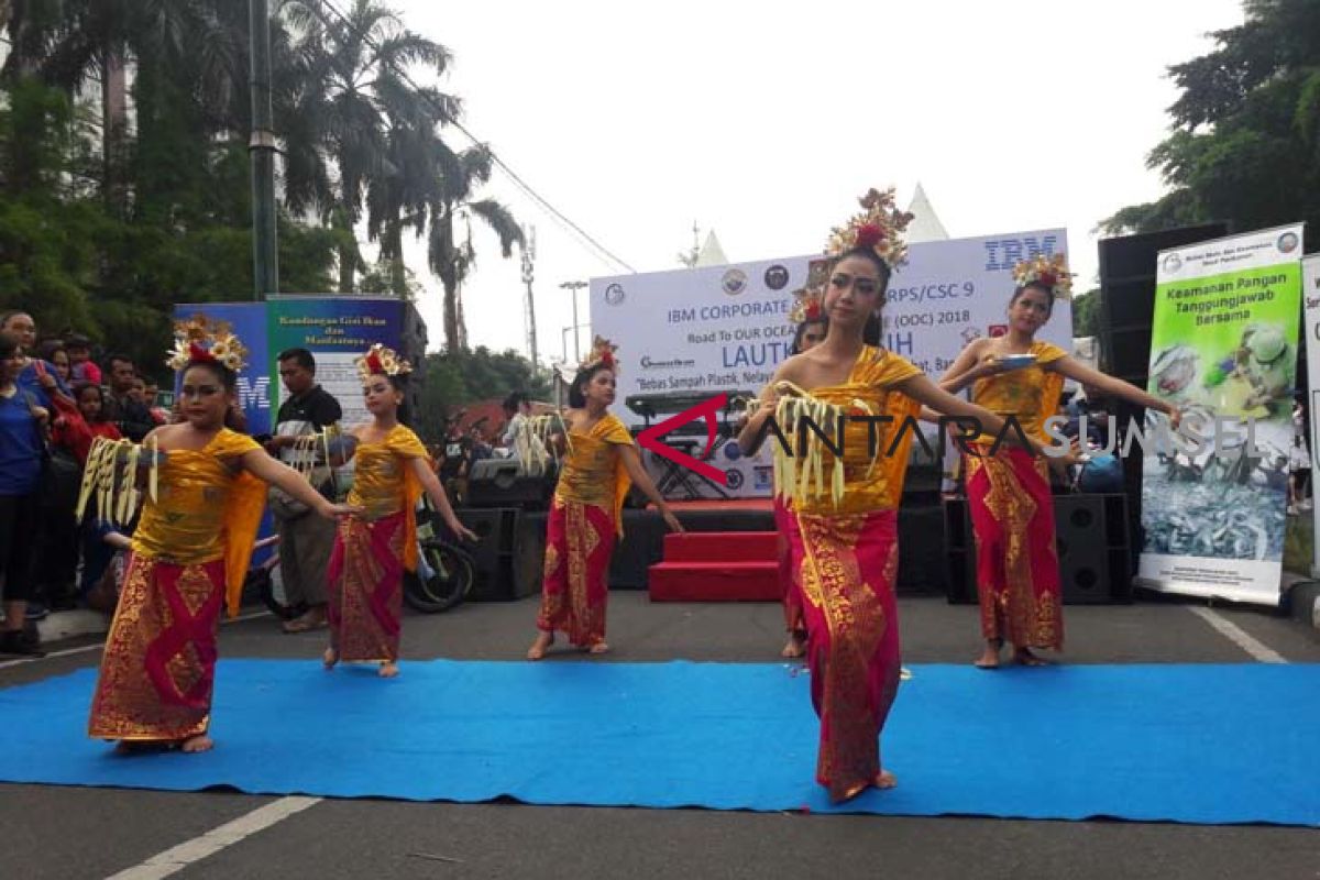 Siswa dengan gangguan pendengaran lihai menari Bali