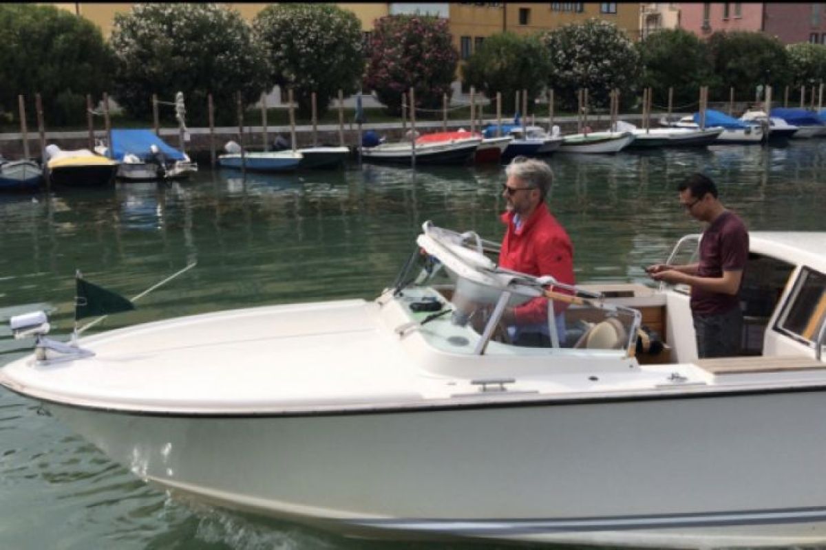 "Water taxi" salah satu alat transportasi air di Venesia