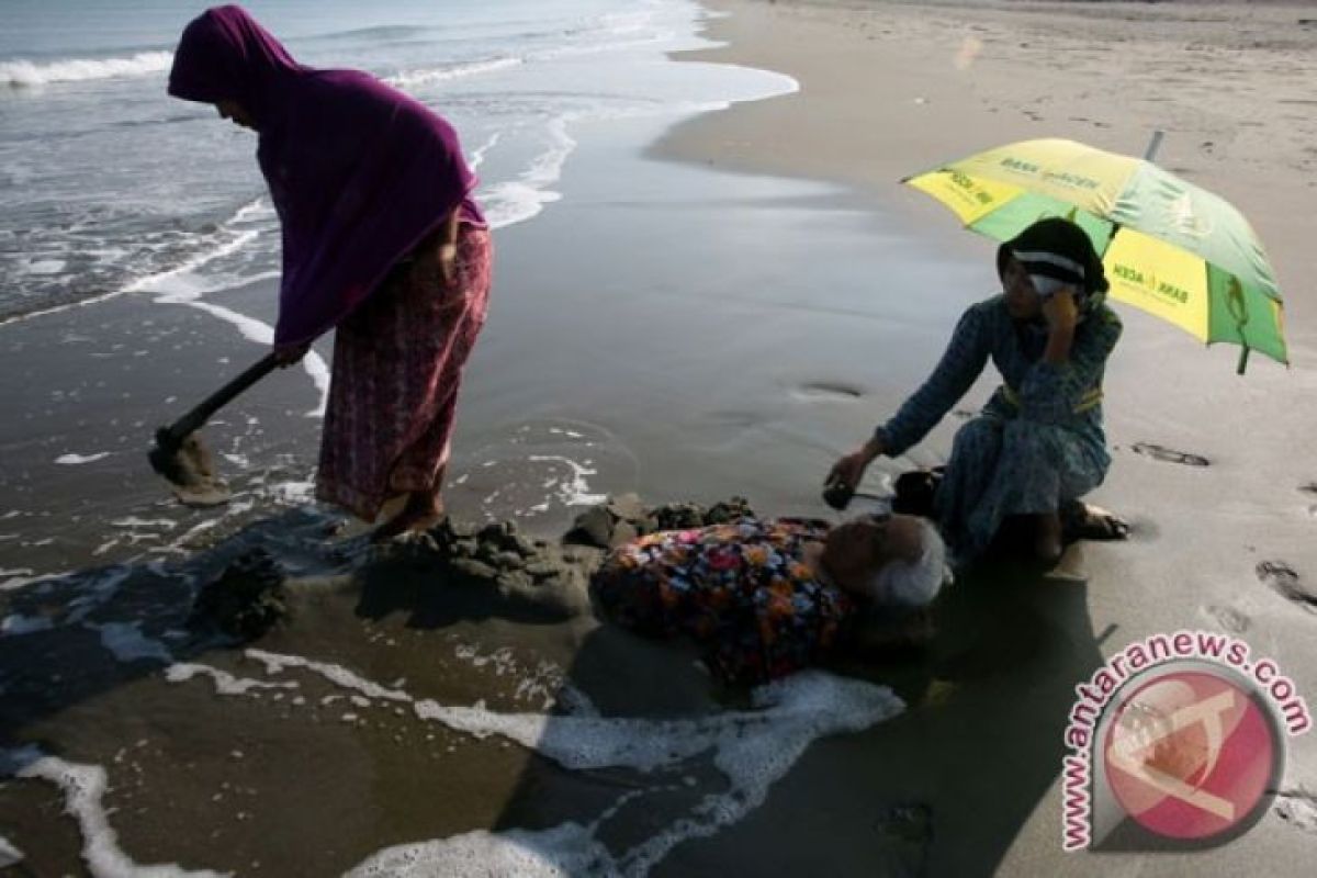 Ada terapi pasir di Pantai Pasar Bawah Bengkulu Selatan