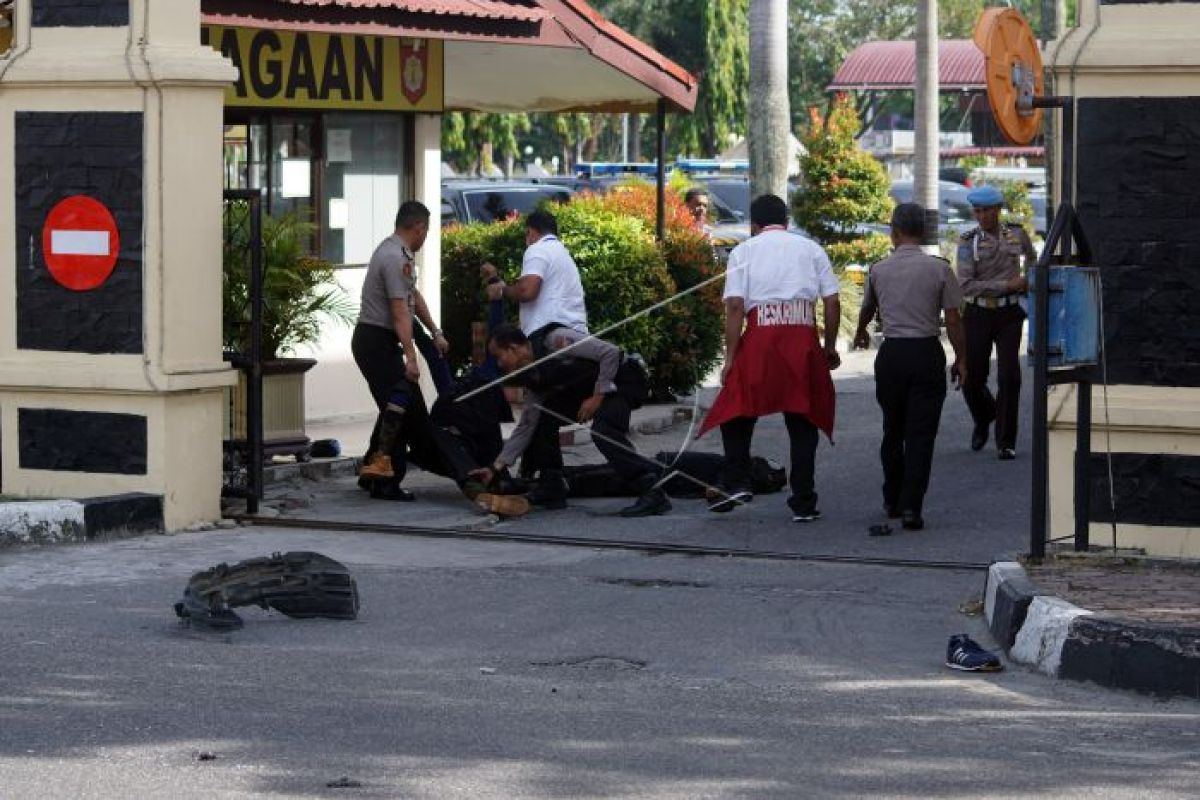 Personel Brimob bersenjata sisir area Mapolda Riau usai serangan