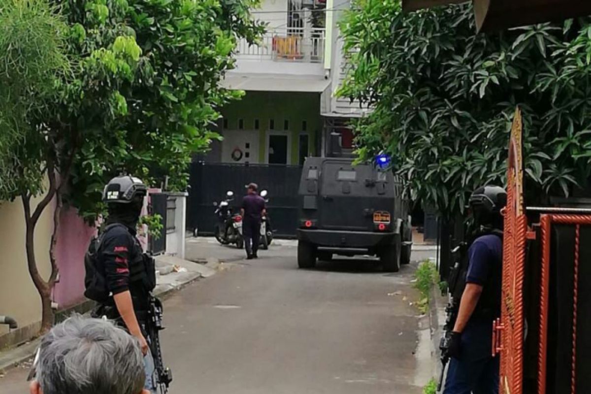 Densus 88 Mengamankan Tersangka Teroris Di Tangerang