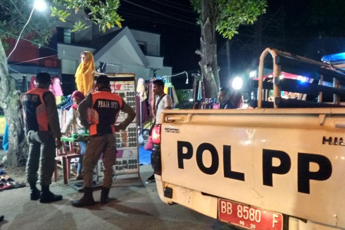 Satpol PP tertibkan pedagang gunakan badan jalan