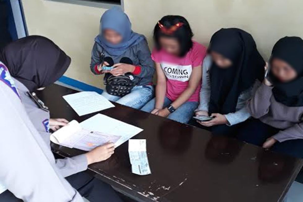 Empat gadis ini ingin terkenal, eh malah ditilang polisi