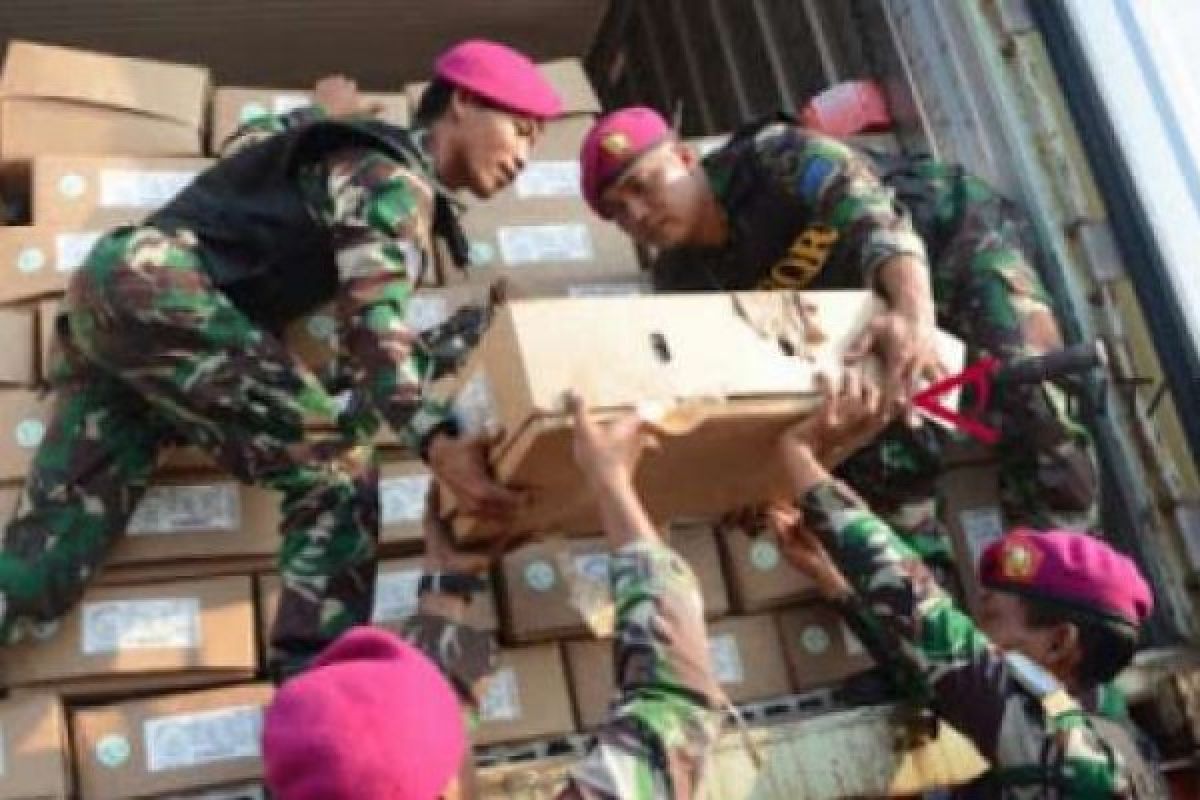 TNI Amankan 2 Truk Muat Barang Kelontong Ilegal asal Singapura di Siak, dalam Perjalanan Sopir Kabur