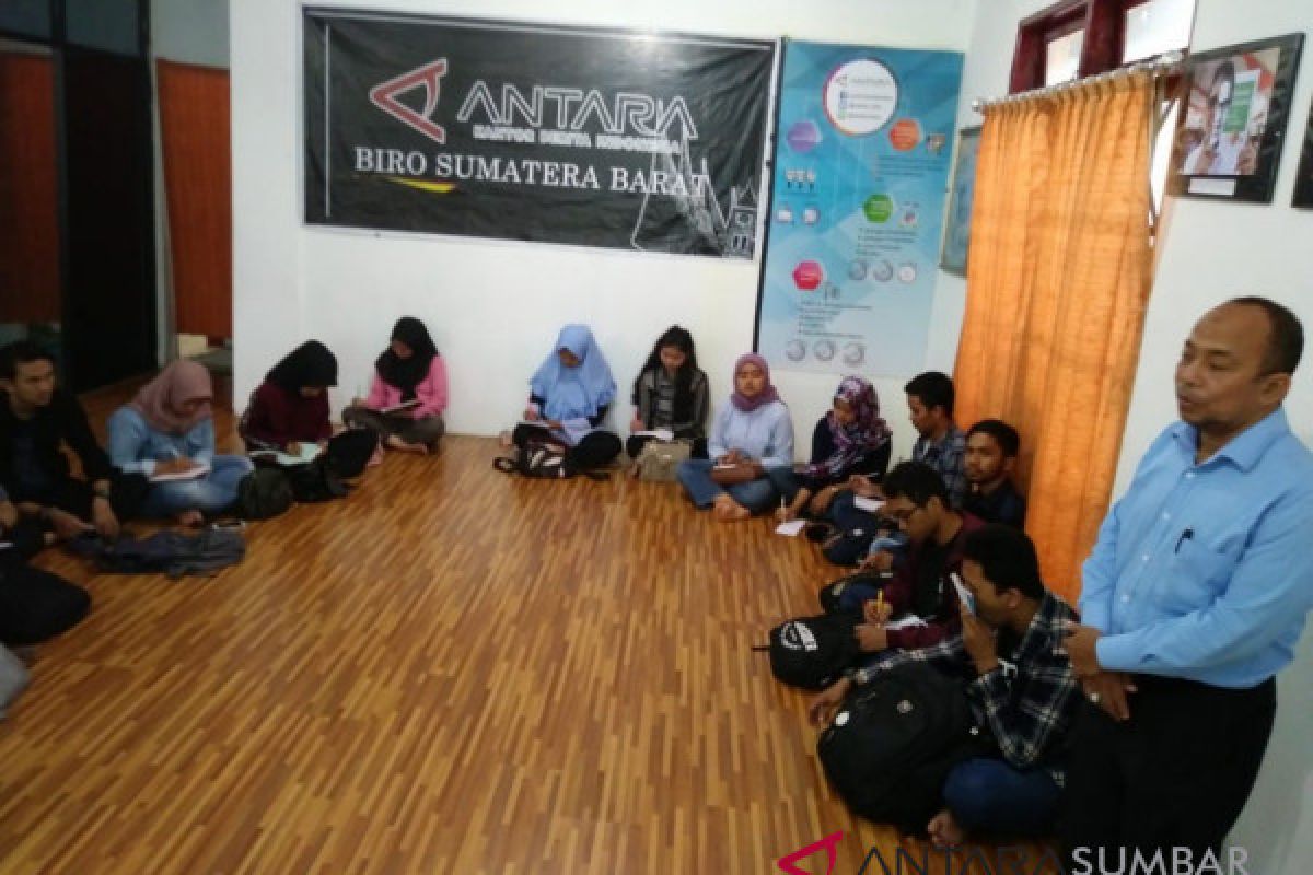 KUNJUNGAN MAHASISWA UNAND KE BIRO ANTARA SUMBAR