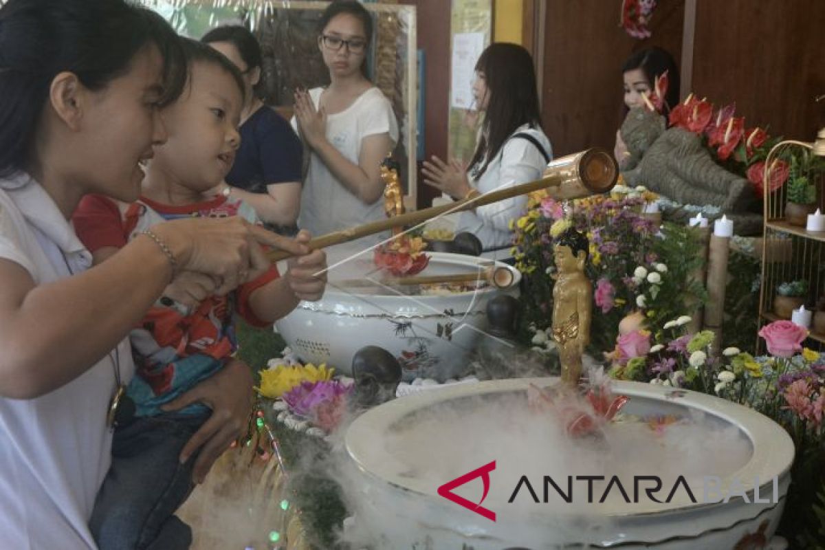 Umat Buddha rayakan Waisak di Kuta (video)