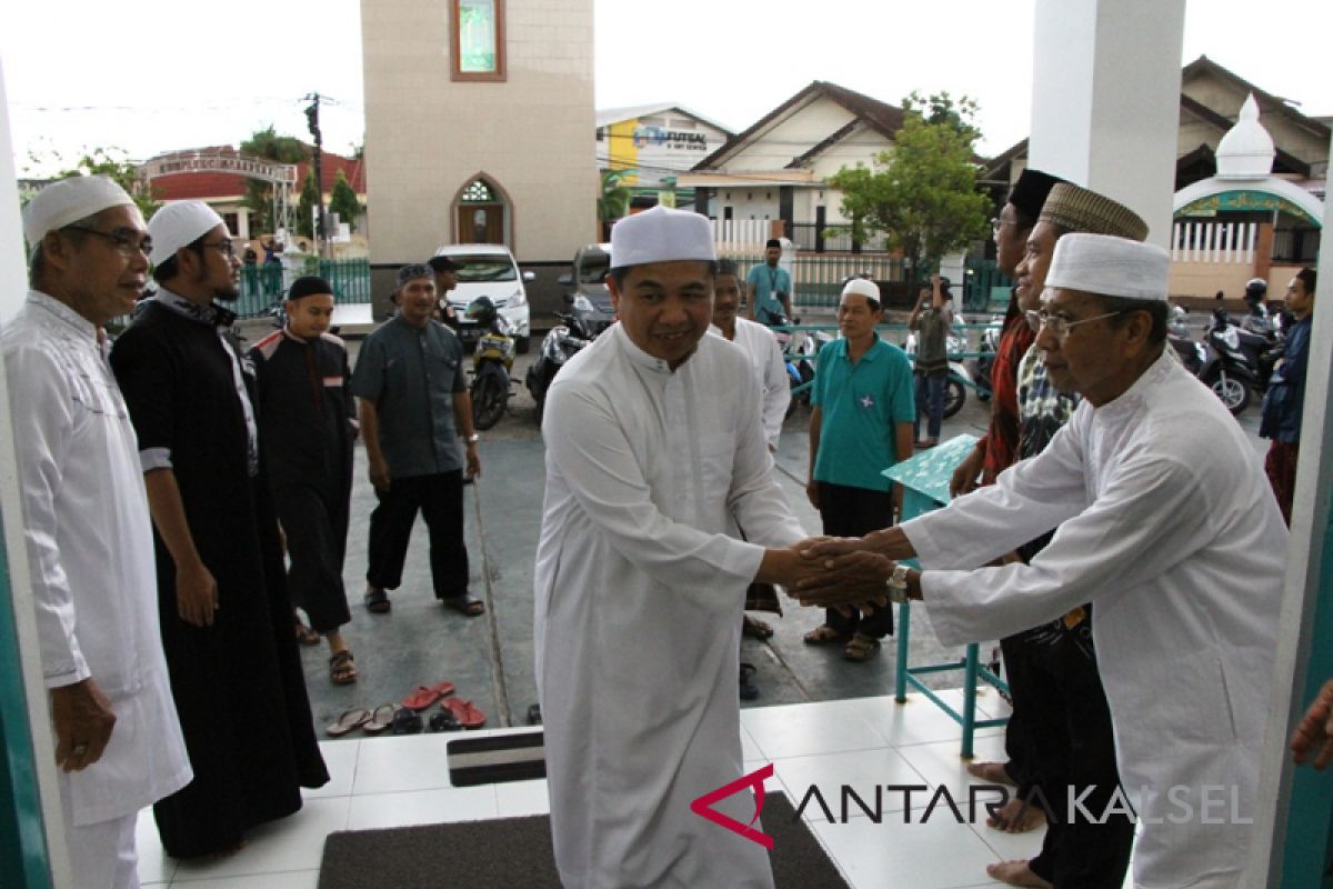 Ibnu Sina safari Ramadan sambil berbagi sembako