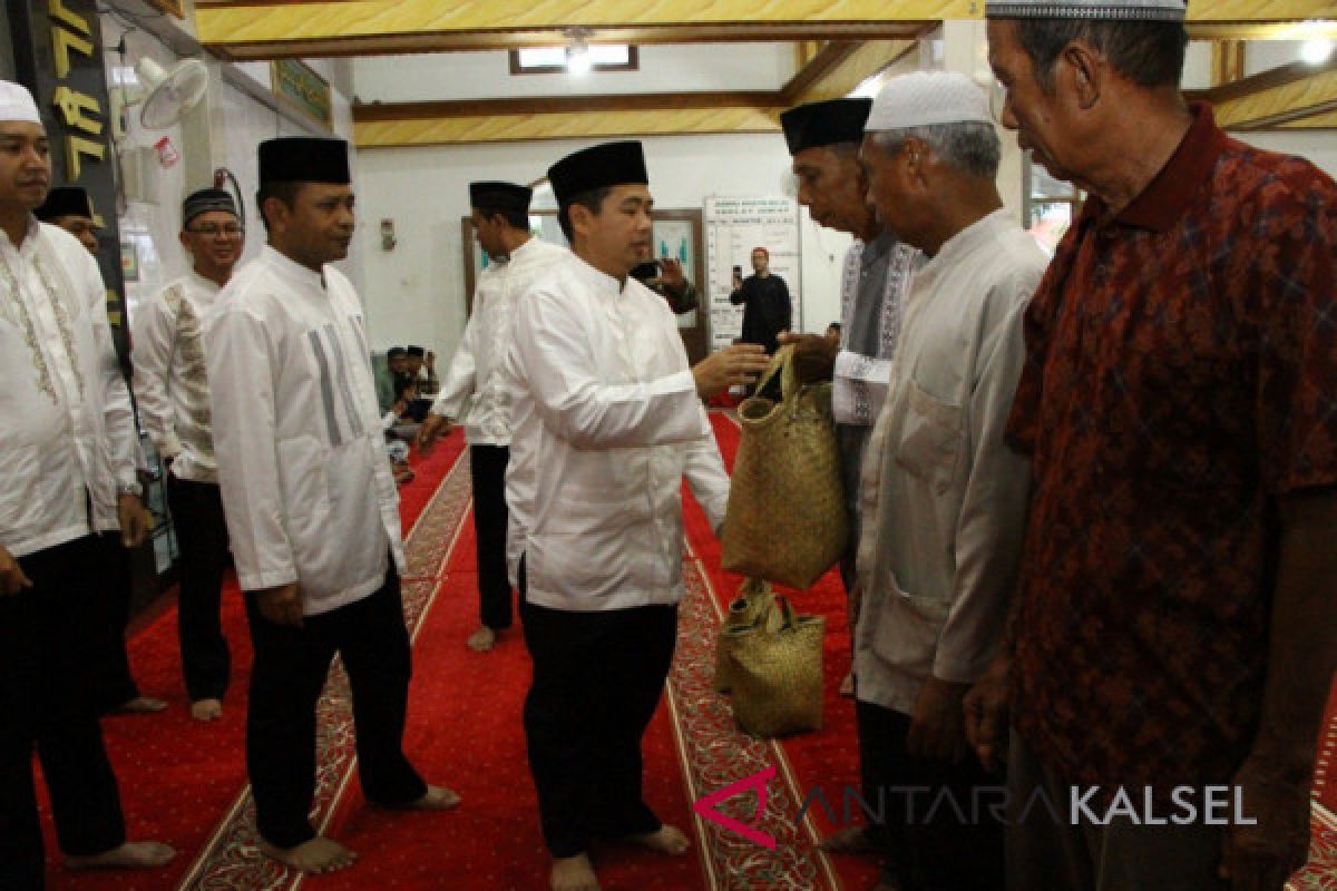 Ibnu Sina Bagikan Sembako saat Safari Ramadhan