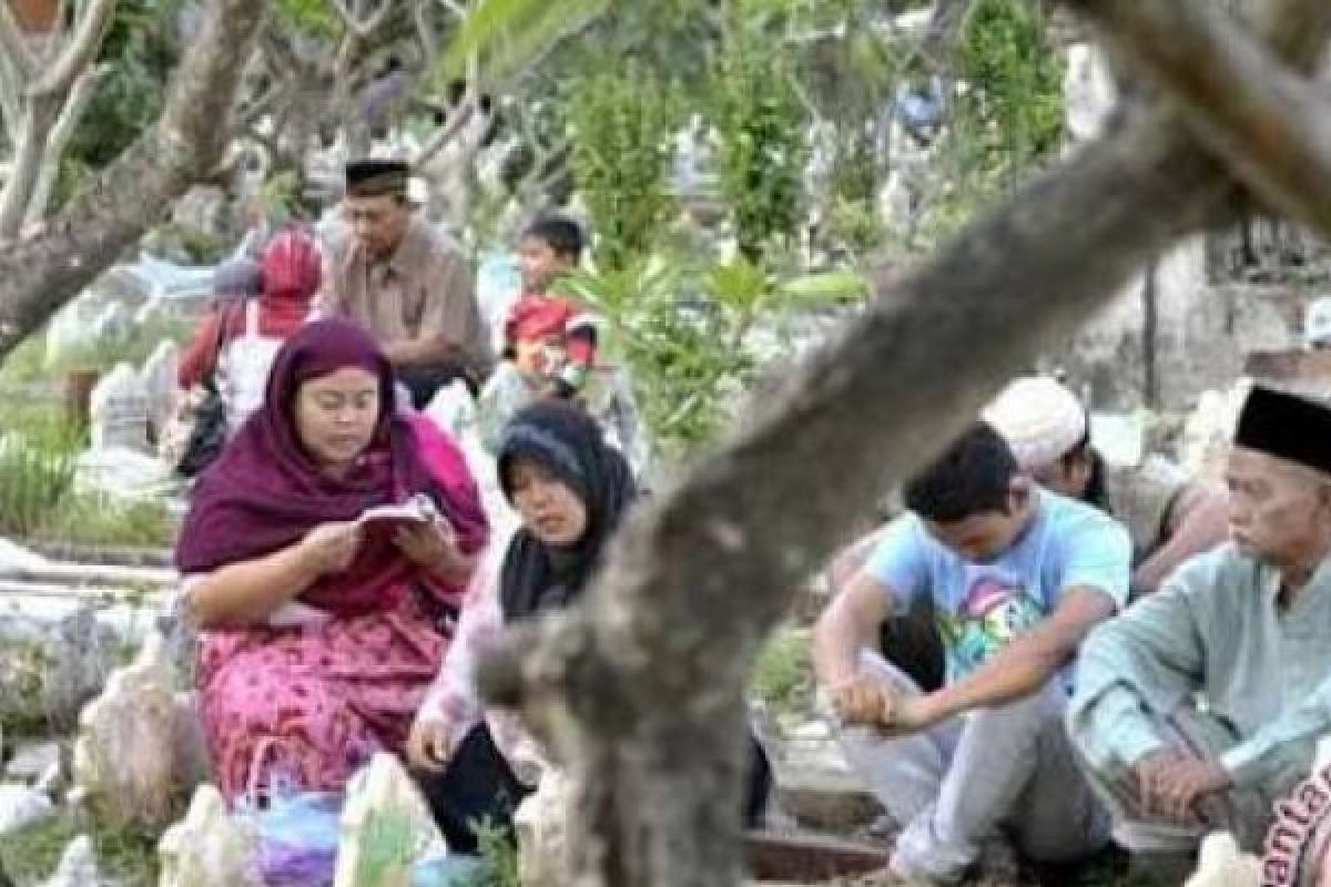 Warga Pekanbaru Ramai Ziarah Makam, Pedagang Bunga Nyekar Ketiban Rejeki