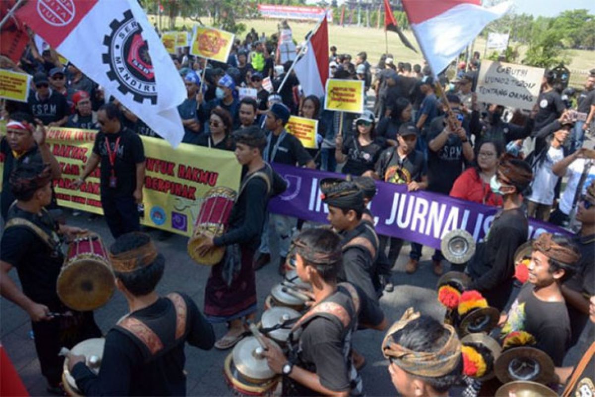 Ratusan buruh ikuti jalan santai di Denpasar
