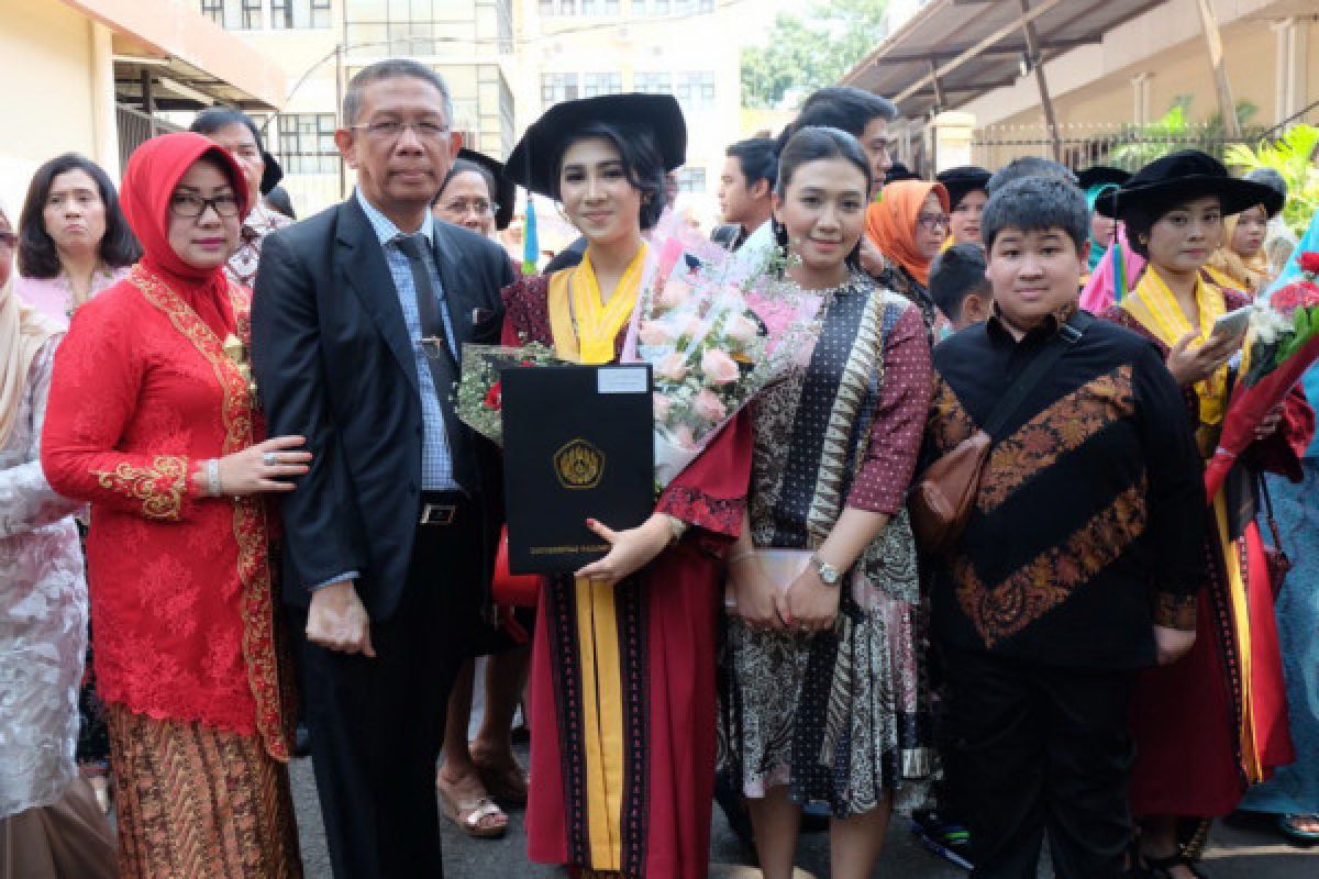 Sutarmidji hadiri wisuda putri keduanya di Unpad