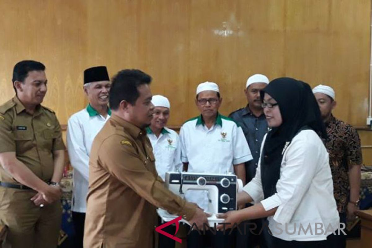 Presiden Jokowi membayar zakat