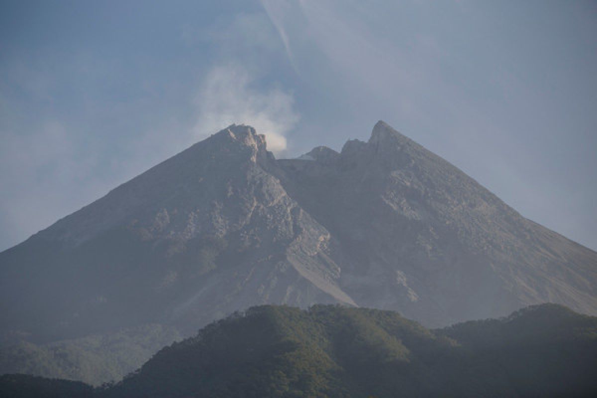 Gunung Merapi diselimuti kabut