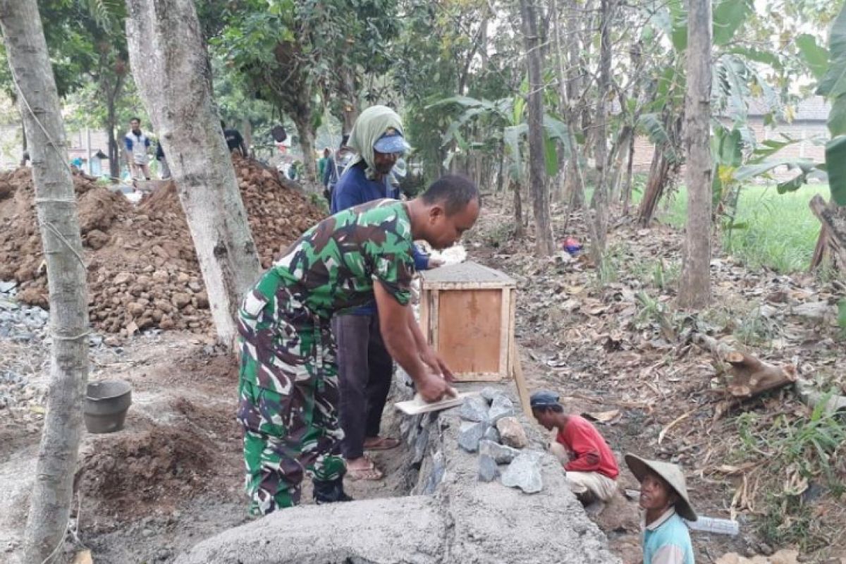 TNI Bersama Warga  Ponorogo Bangun Plengsengan Saluran