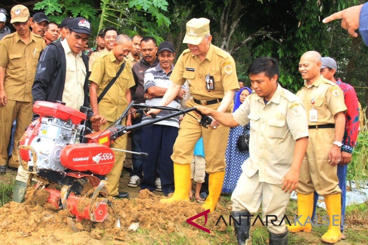 Dinas Pertanian Mukomuko Bengkulu bagikan alsintan kepada petani