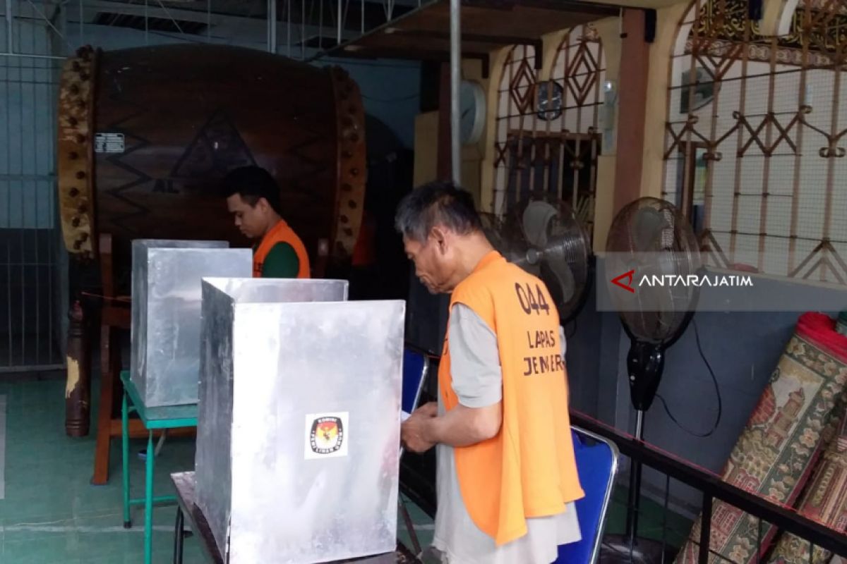 Ratusan Narapidana-Tahanan Lapas Jember Antusias Nyoblos Pilkada Jatim