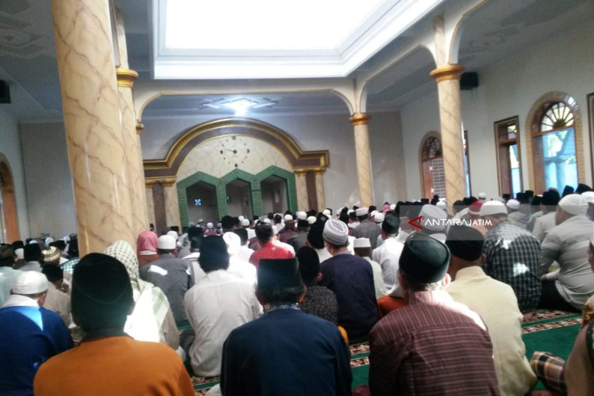 Sebagian Warga Jember-Bondowoso di Pesantren Mahfiludluror Berlebaran Hari Ini