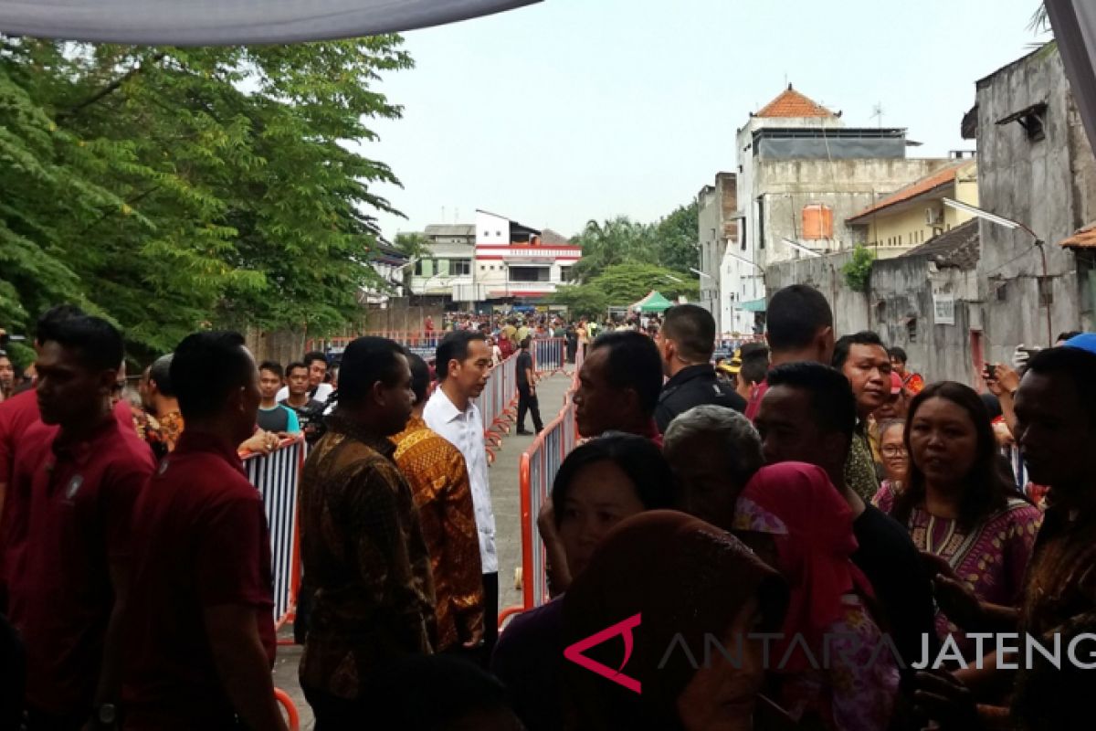 Presiden hadiri pembagian paket sembako di Solo