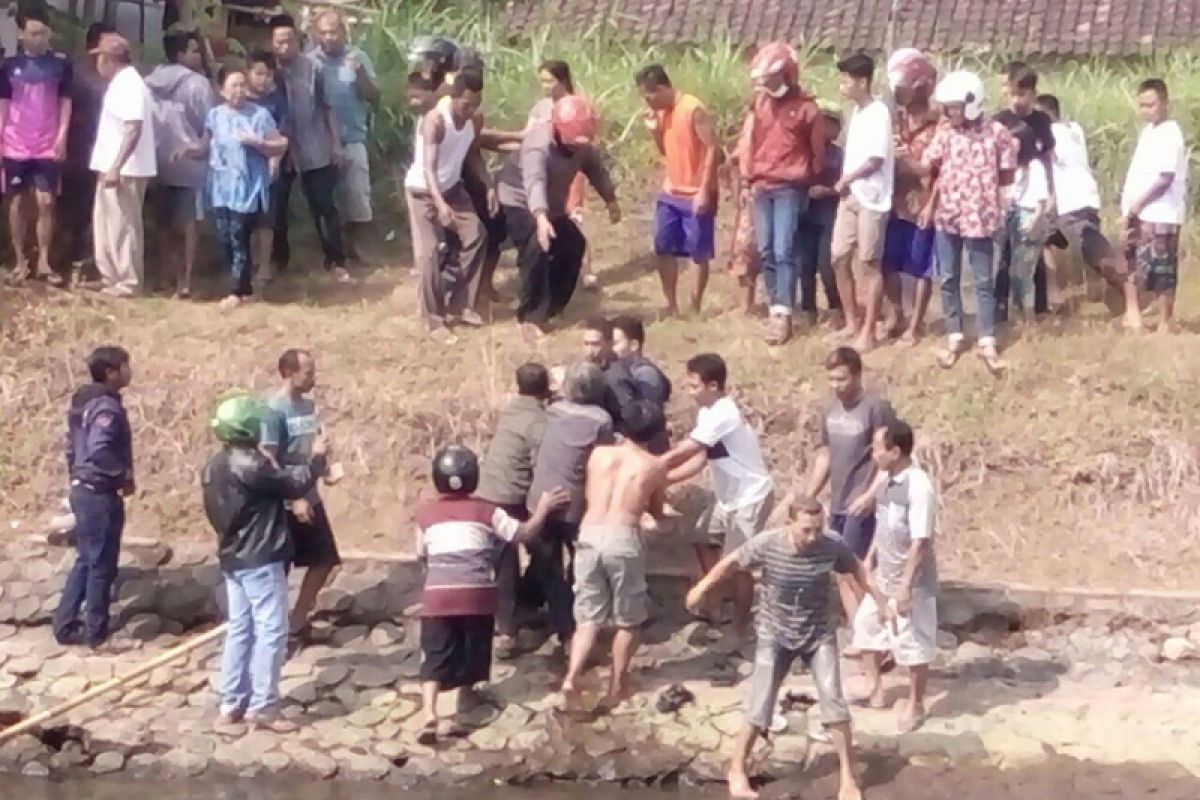 Dua Remaja Tenggelam ke Sungai di Blitar