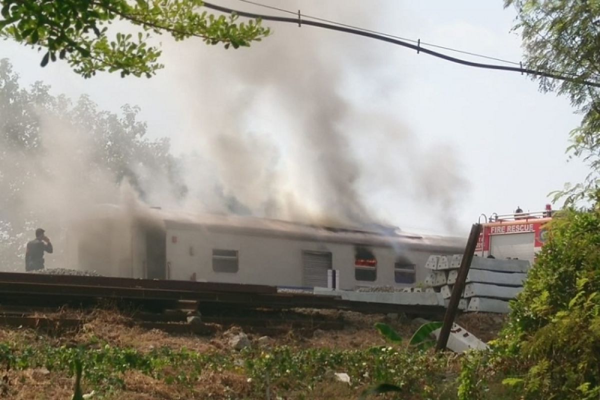 Gerbong Kereta Pembangkit di KA Gajayana Terbakar di Nganjuk