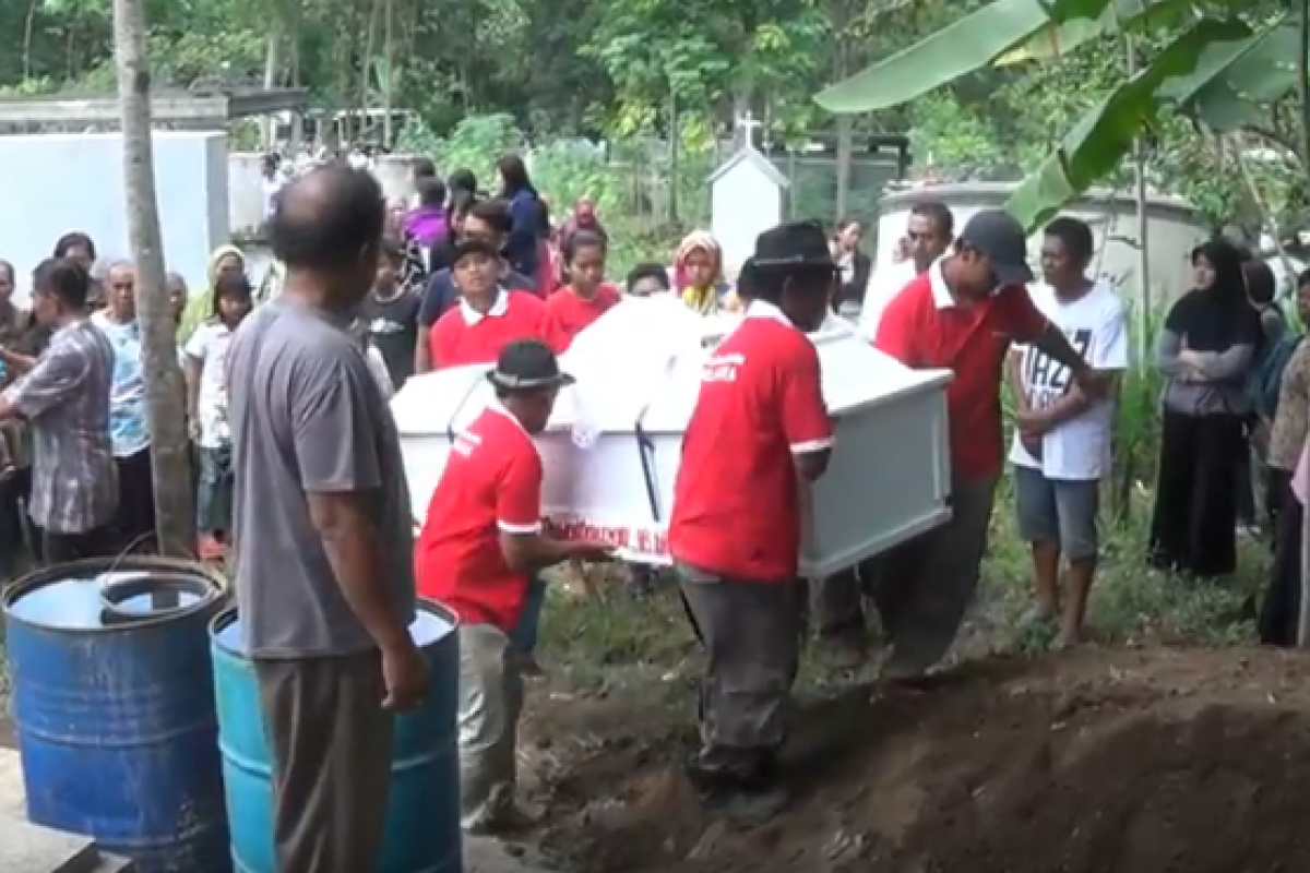 Isak Tangis Warnai Pemakaman Siswi Bunuh Diri di Blitar