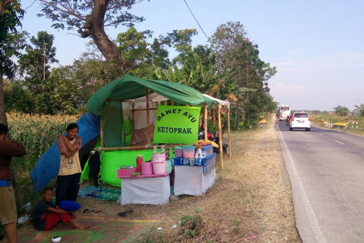 Warung dadakan jadi tujuan wisata kuliner pemudik