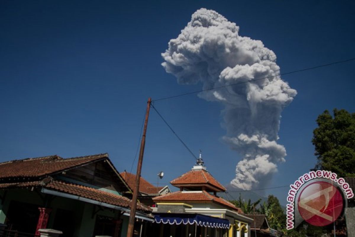 Merapi semburkan asap setinggi 2.500 meter dalam letusan kedua