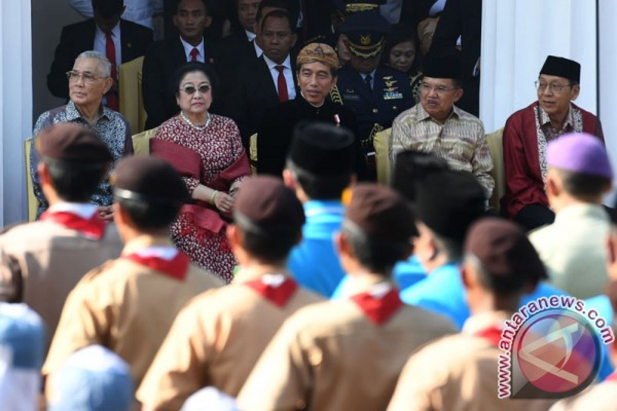 Pejabat kenakan pakaian adat Hari Lahir Pancasila