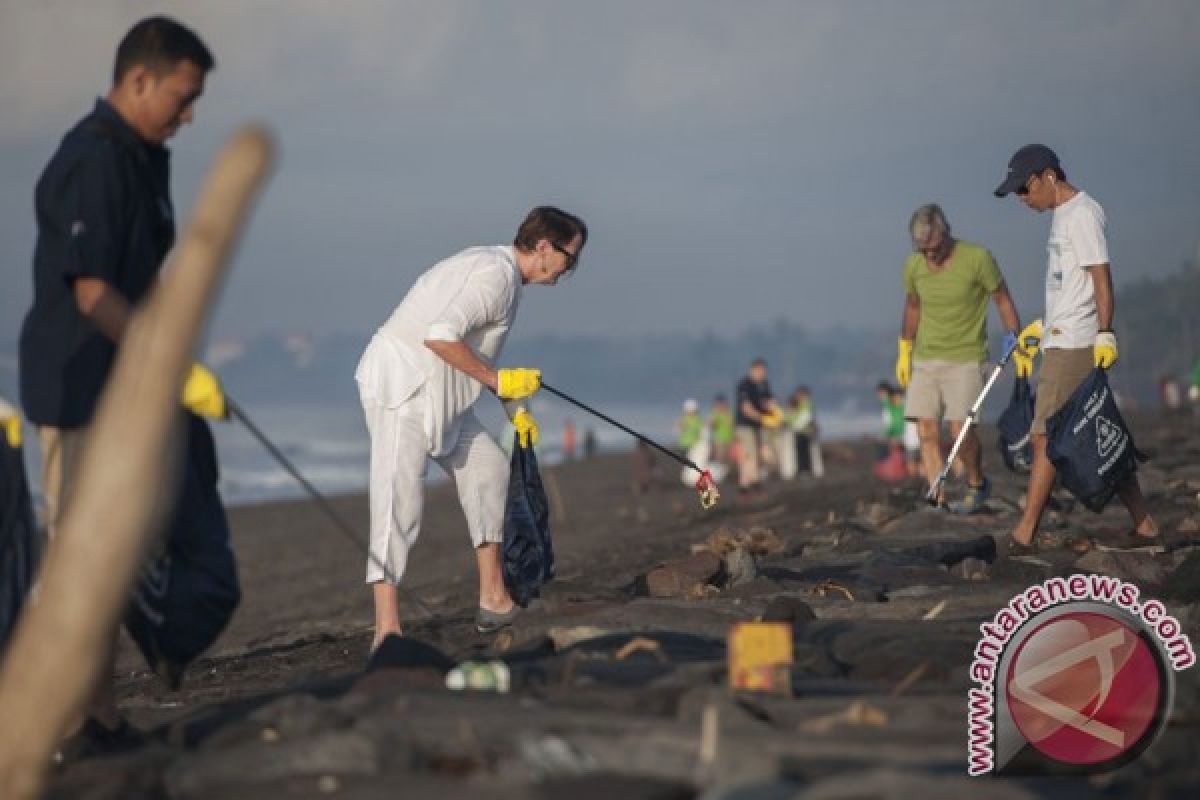 Swafoto buang sampah plastik dapatkan hadiah