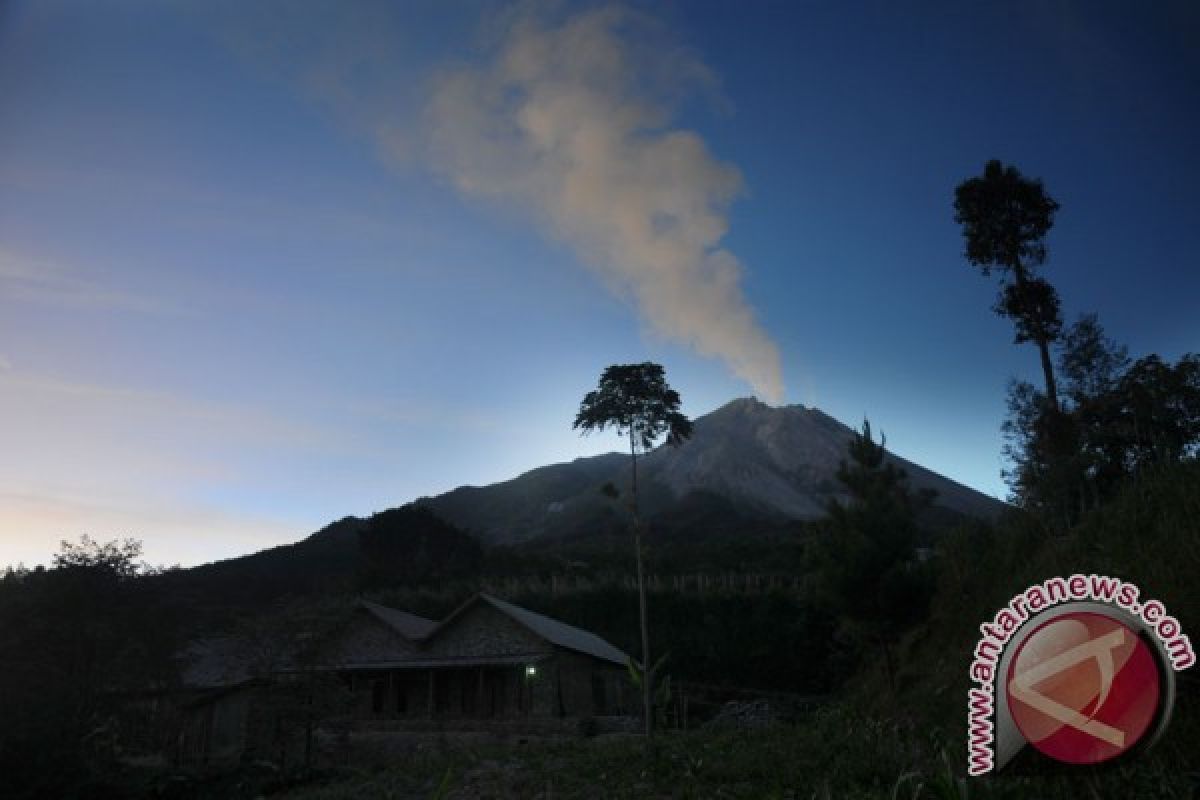 Masyarakat jangan panik terkait letusan Merapi