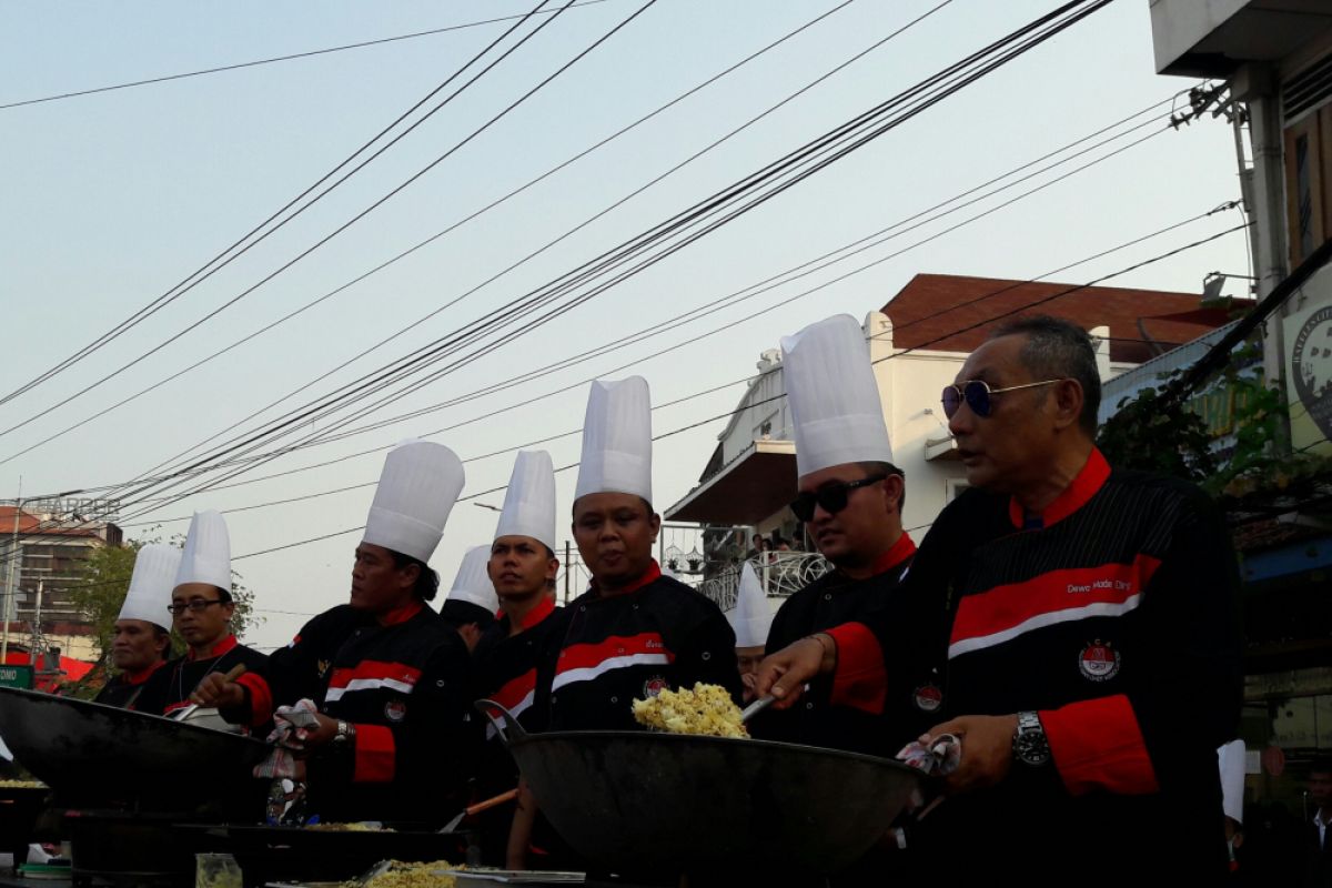 Chef membagikan 5.678 nasi kebuli gratis