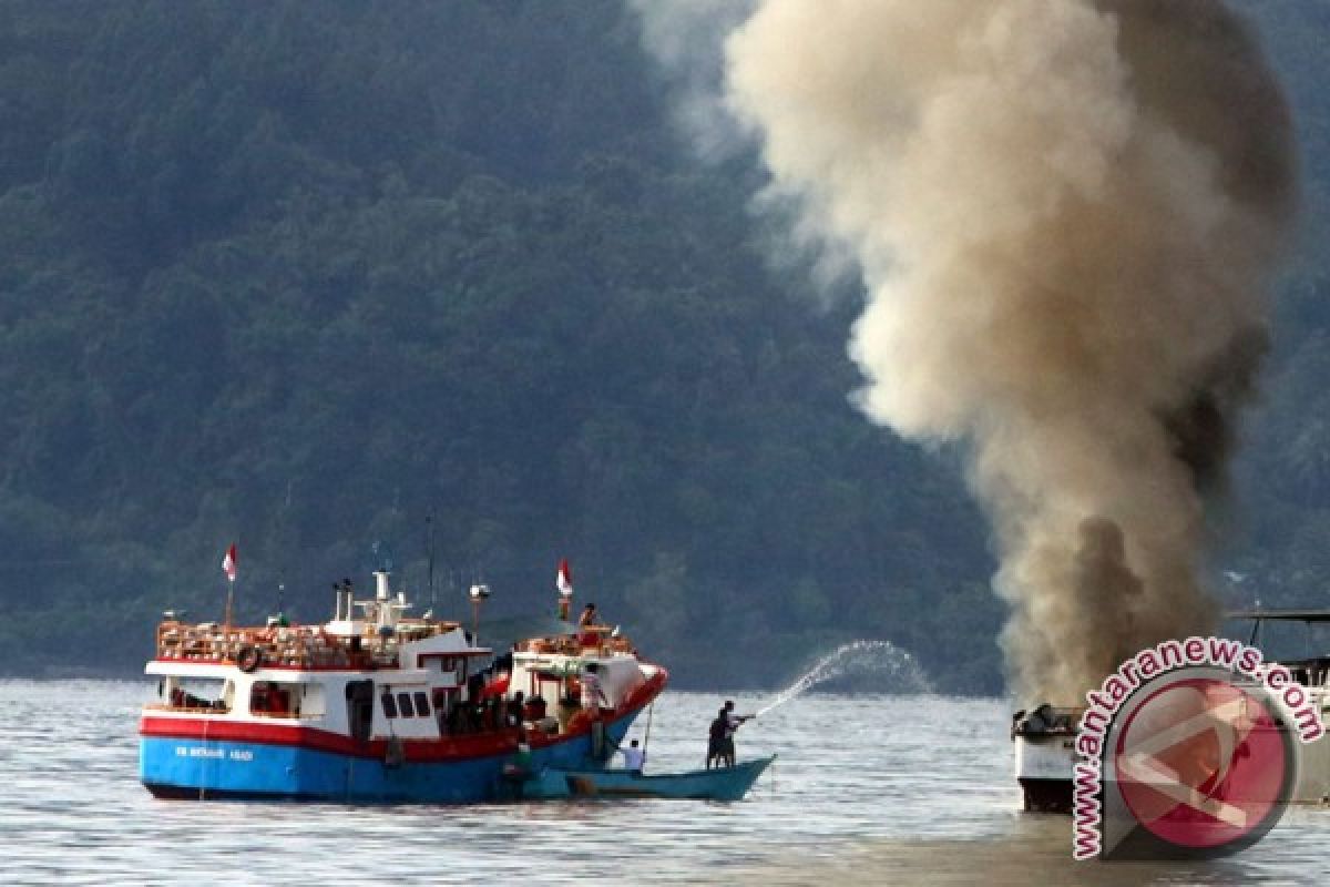Sedang berlabuh, KM Saudara Sejati bawa sembako-BBM terbakar di Maluku Tengah