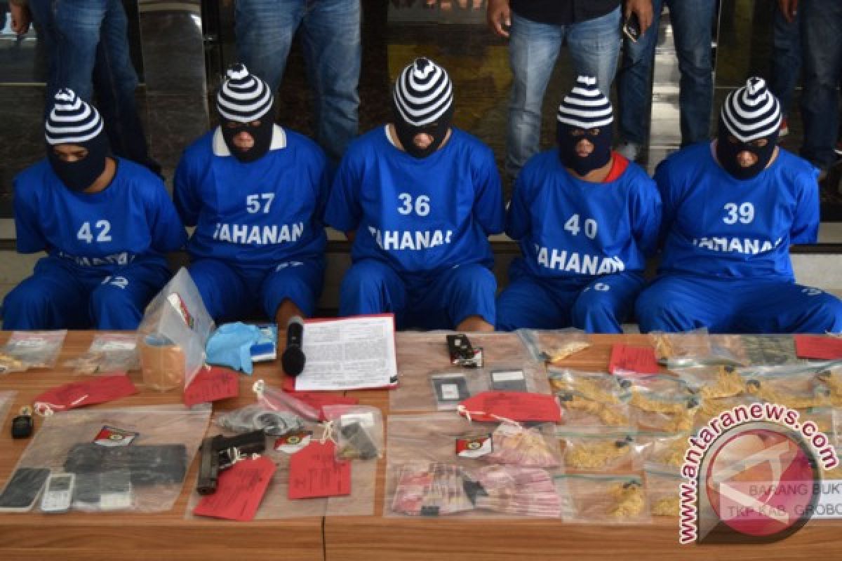 Central Java police arrest five men for gold heist