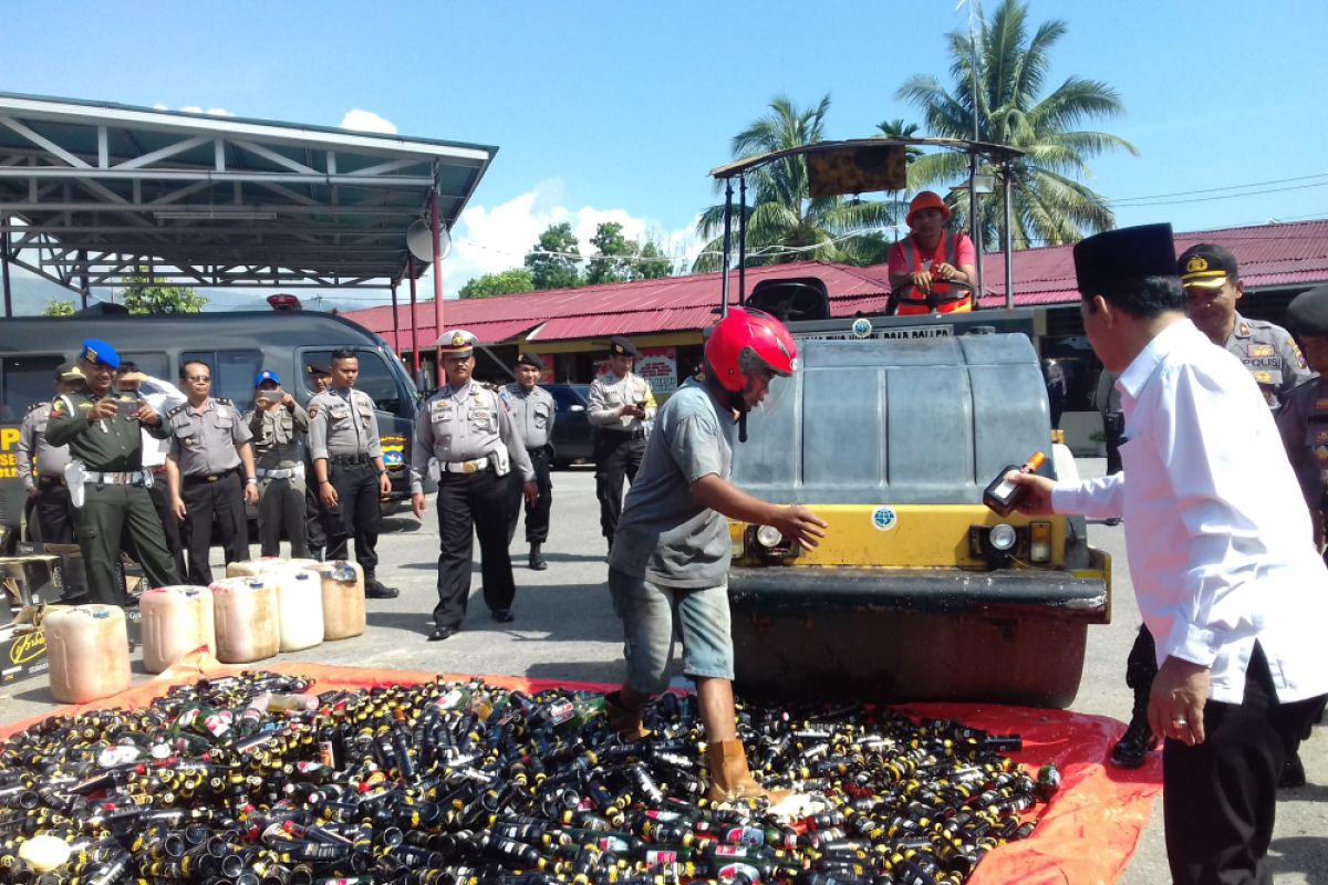 Polres Solok Kota musnahkan ribuan botol miras dan petasan