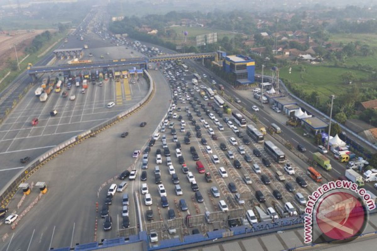 Kepadatan kendaraan terjadi di tol Jakarta-Cikampek