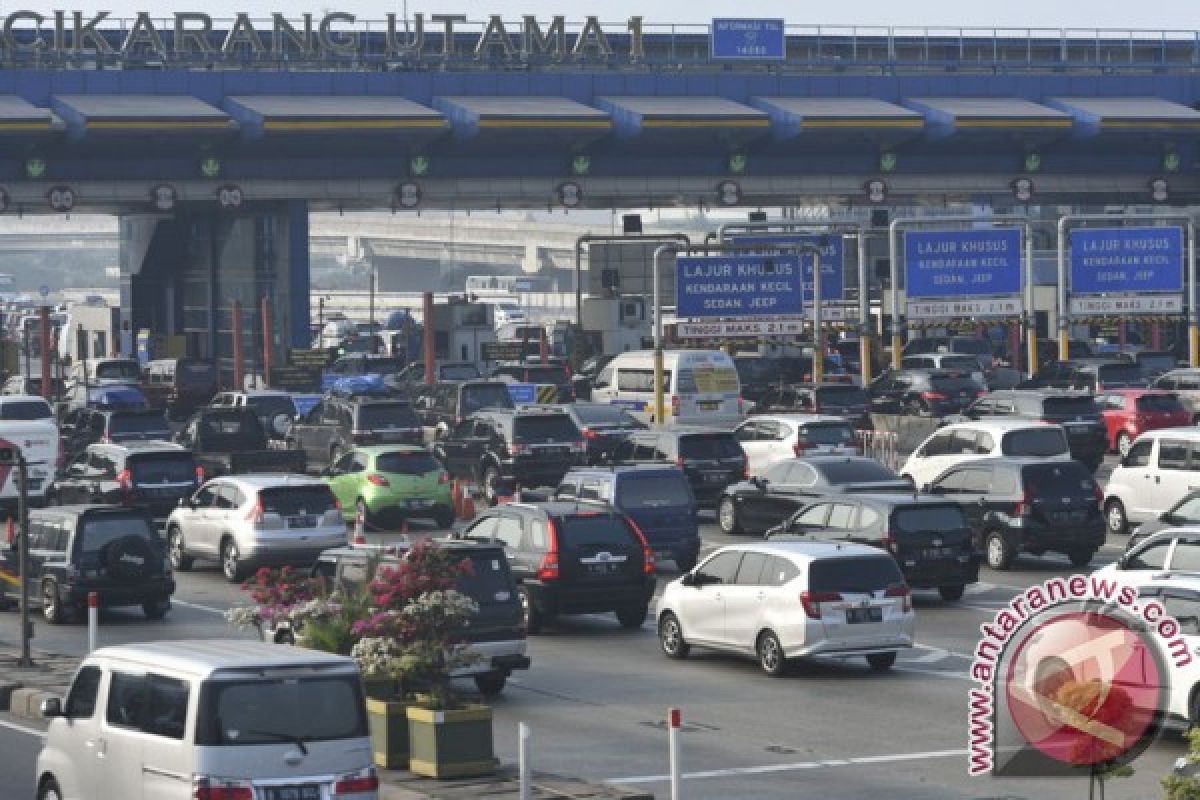 Gerbang tol Cikarang utama padat merayap