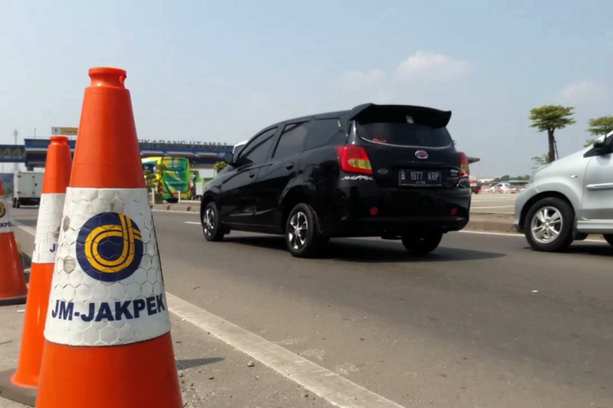 Kendaraan pelintas Tol Cikampek turun lima persen