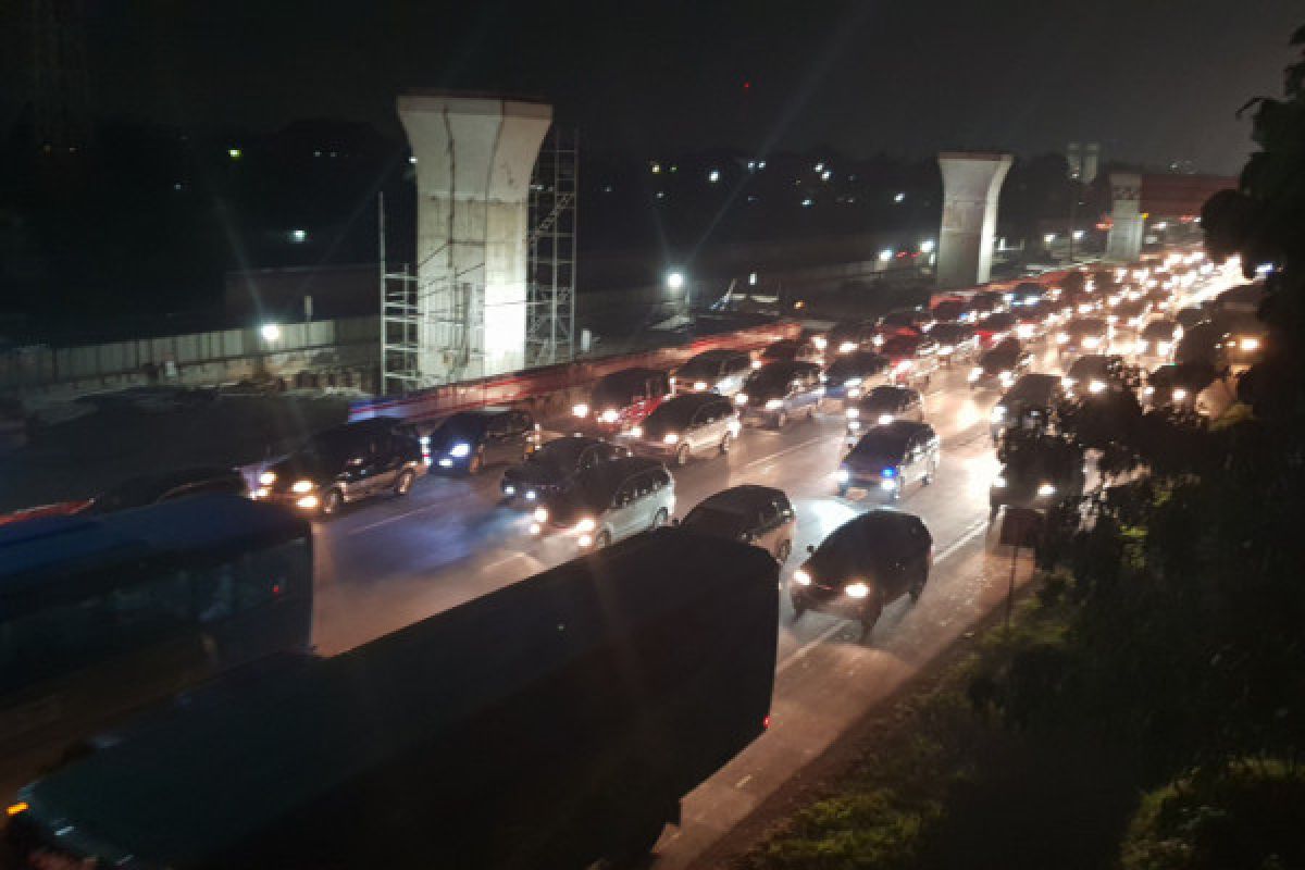 Jasa Marga berlakukan "contraflow" urai kemacetan tol Bekasi-Cikampek