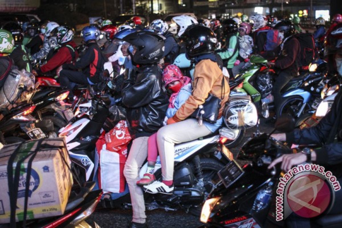 Mereka yang bersepeda motor di Pantura Brebes