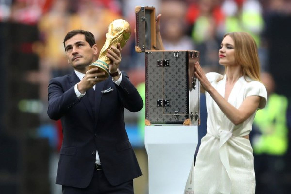 Trofi, Putin dan Robbie Williams meriahkan seremoni pembukaan Piala Dunia